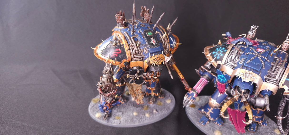 Warhammer 40,000 – Chaos Knights – Beautifully Painted Knight & War Dog Army