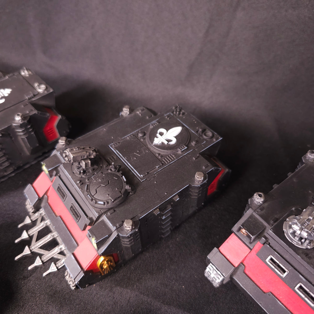 Warhammer 40,000 - Adepta Sororitas - 5 Painted Rhinos