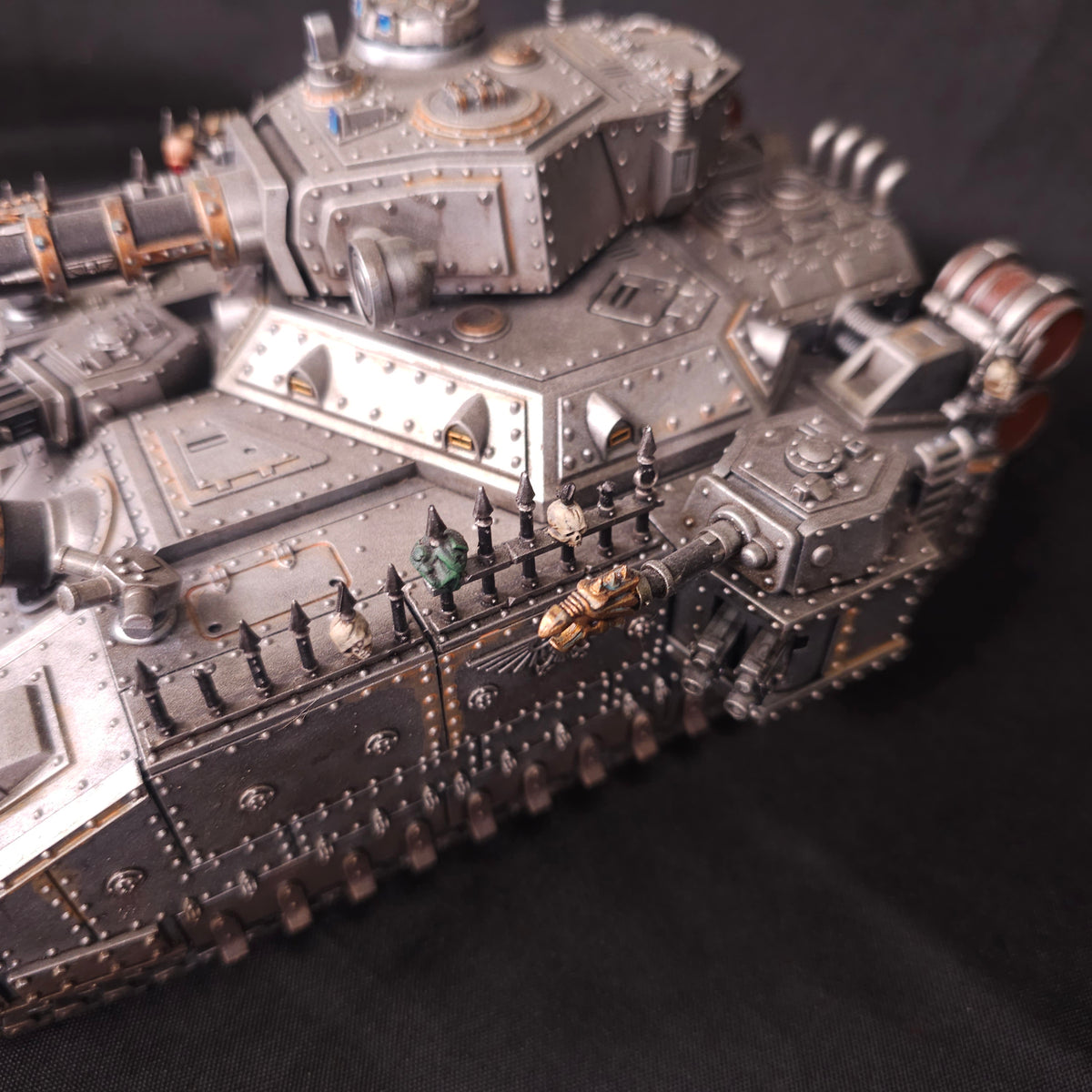 Painted Chaos-Converted Baneblade - detail view 4