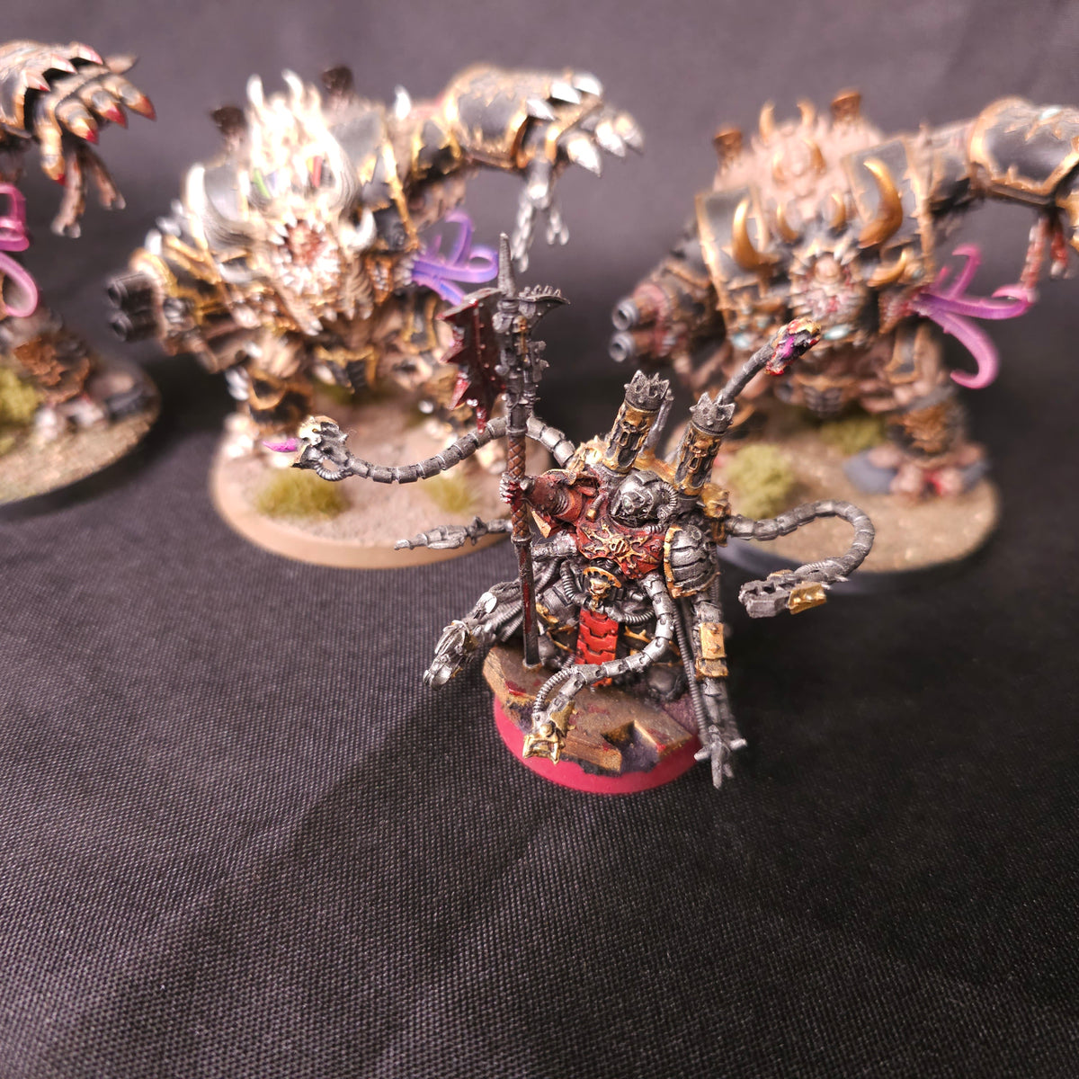 Brown Helbrutes and Red Warpsmith — detail view 1