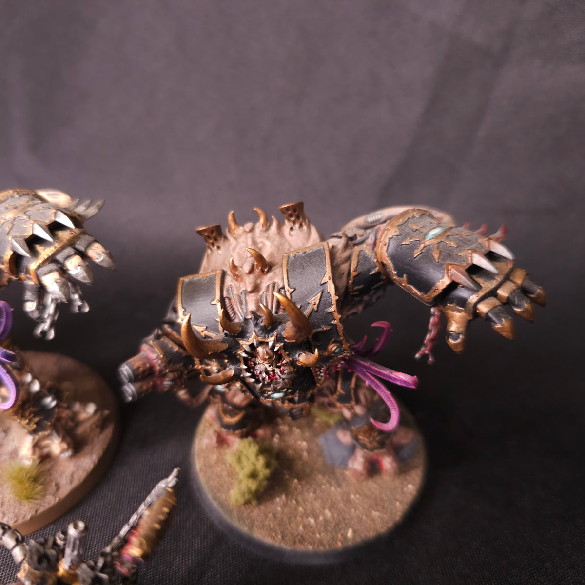 Brown Helbrutes and Red Warpsmith — detail view 2