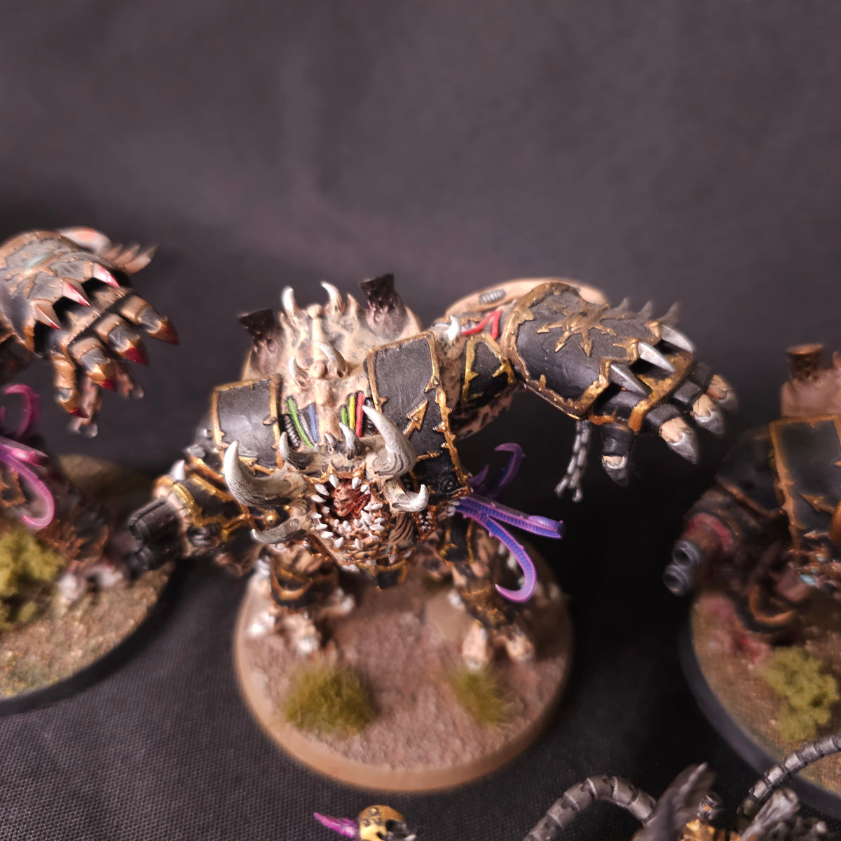 Brown Helbrutes and Red Warpsmith — detail view 3