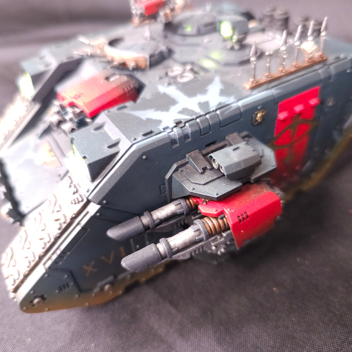High-Quality Painted Land Raider - detail 1