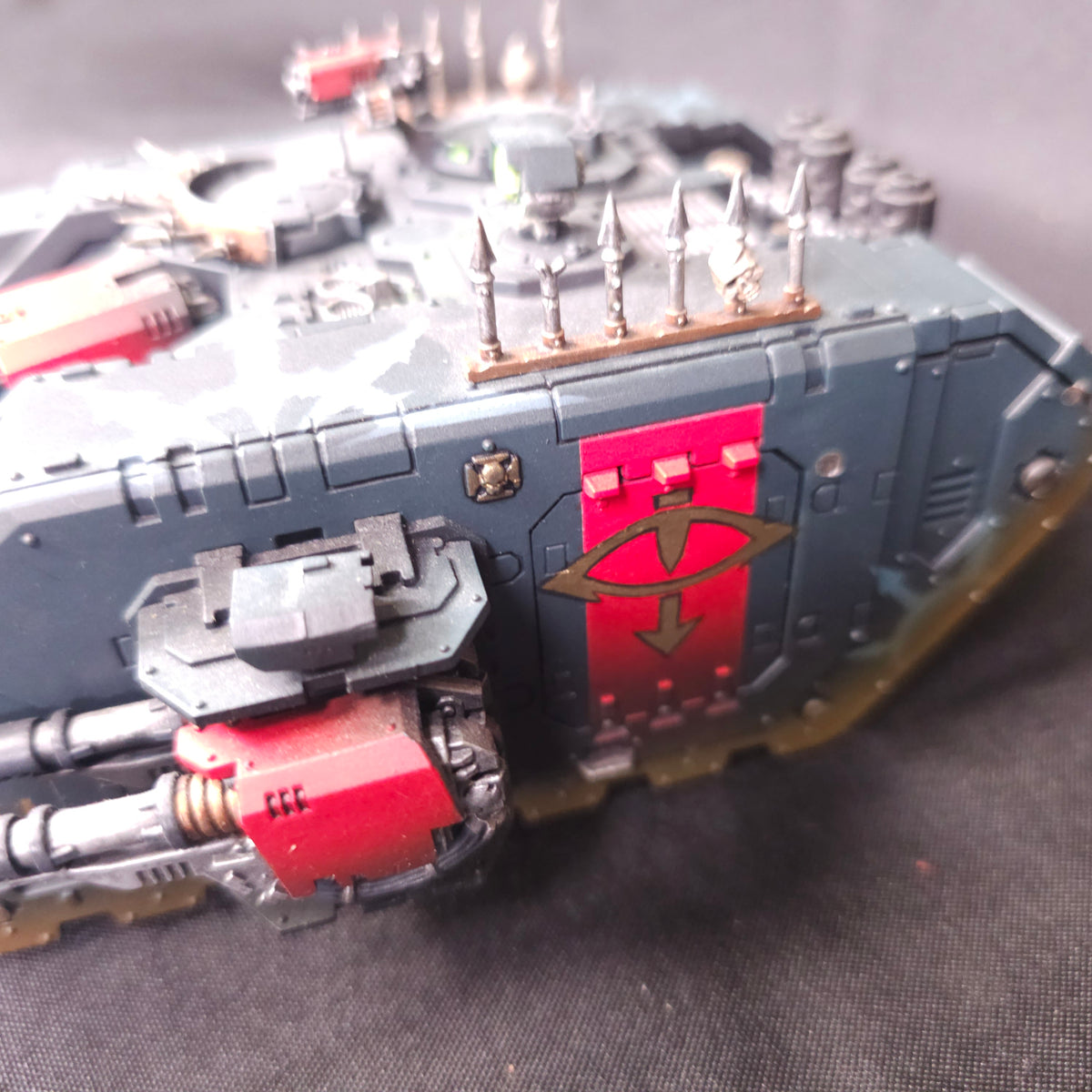High-Quality Painted Land Raider - detail 2