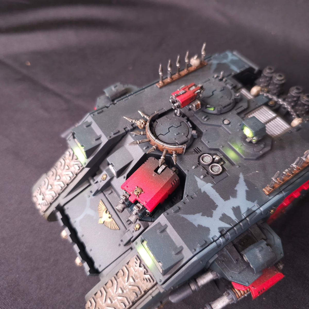 High-Quality Painted Land Raider - detail 3