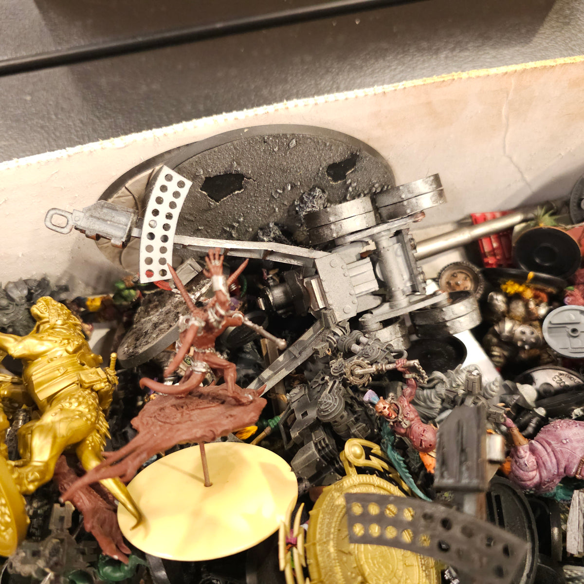 Large Random Bits Box - Vehicles, Creatures and Scenic Parts - contents view 3