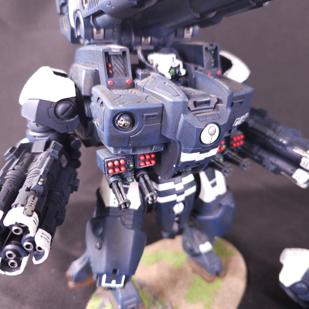 Warhammer 40,000 - T'au Empire - Painted KX139 Ta'unar Supremacy Armour