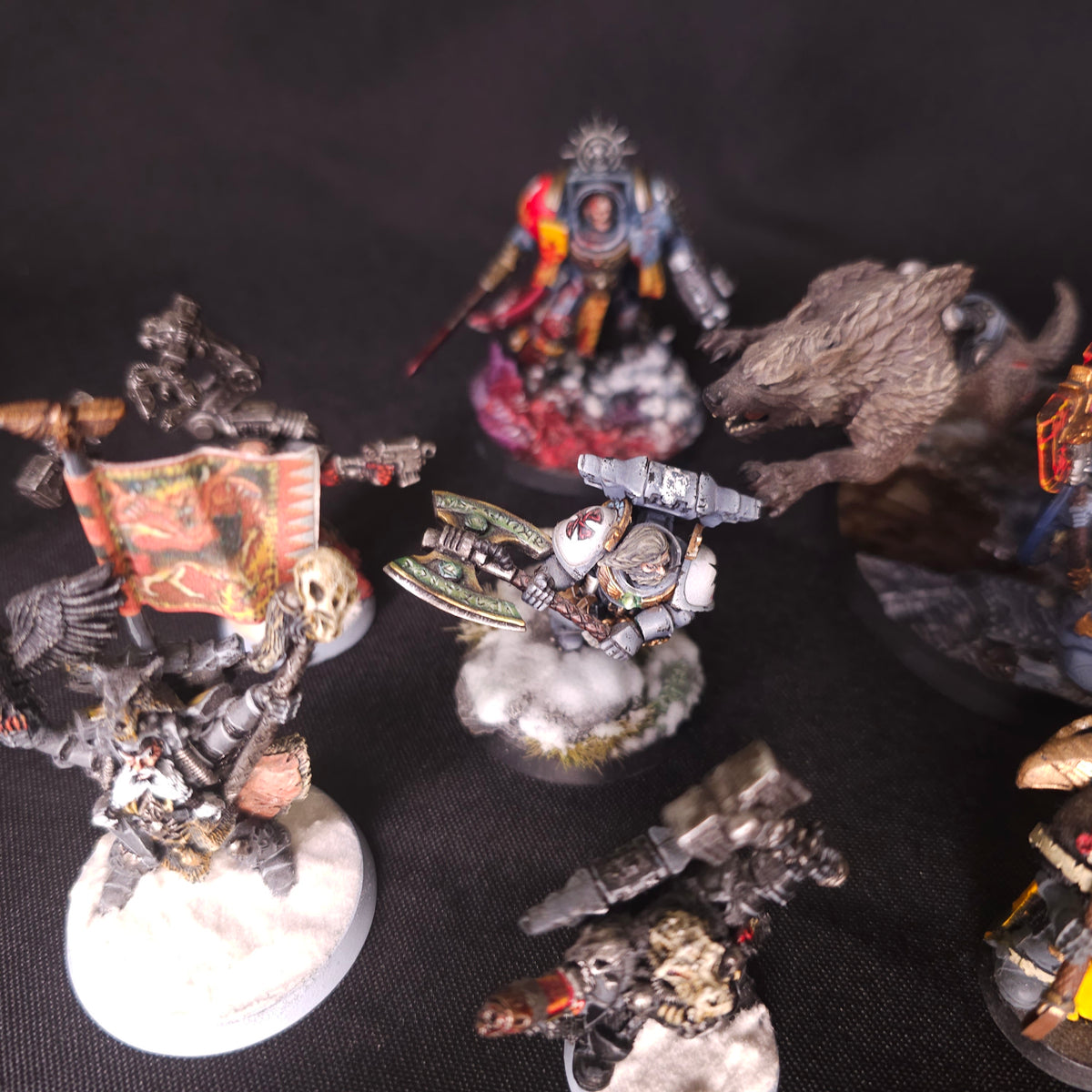 Warhammer 40,000 - Space Wolves - 13 Painted Characters with Converted Logan Grimnar