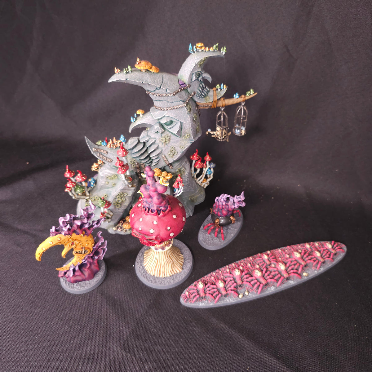 Age of Sigmar - Gloomspite Gitz - Painted Loonshrine and Endless Spells