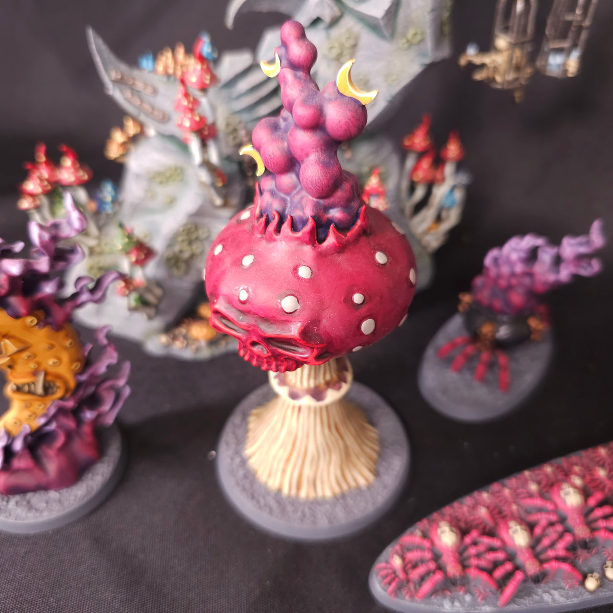 Age of Sigmar - Gloomspite Gitz - Painted Loonshrine and Endless Spells