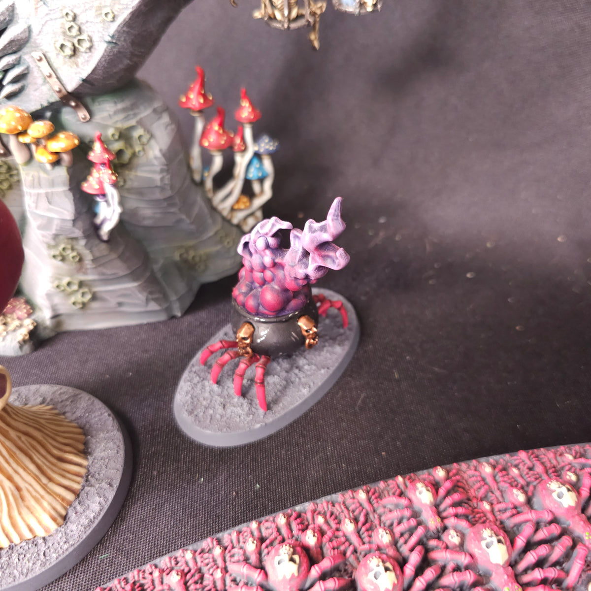 Age of Sigmar - Gloomspite Gitz - Painted Loonshrine and Endless Spells