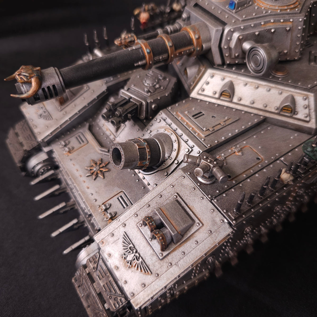 Painted Chaos-Converted Baneblade - detail view 2