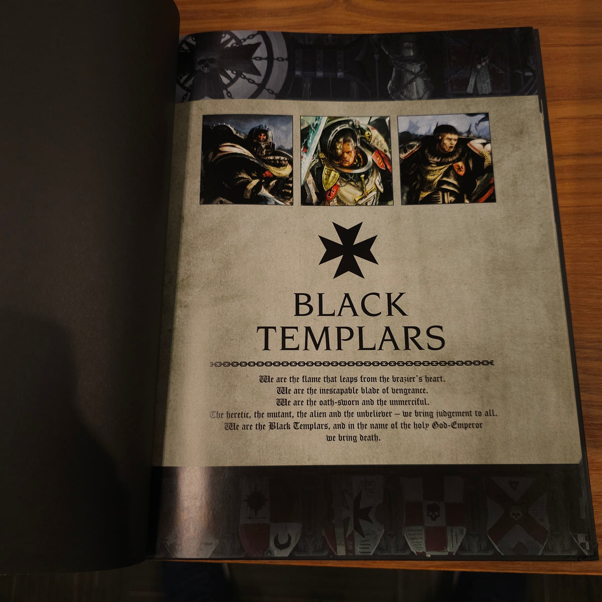 Warhammer 40,000 - Codex Supplement: Black Templars (Army Set cover) - 9th edition; 2021 — photo 3 of 3