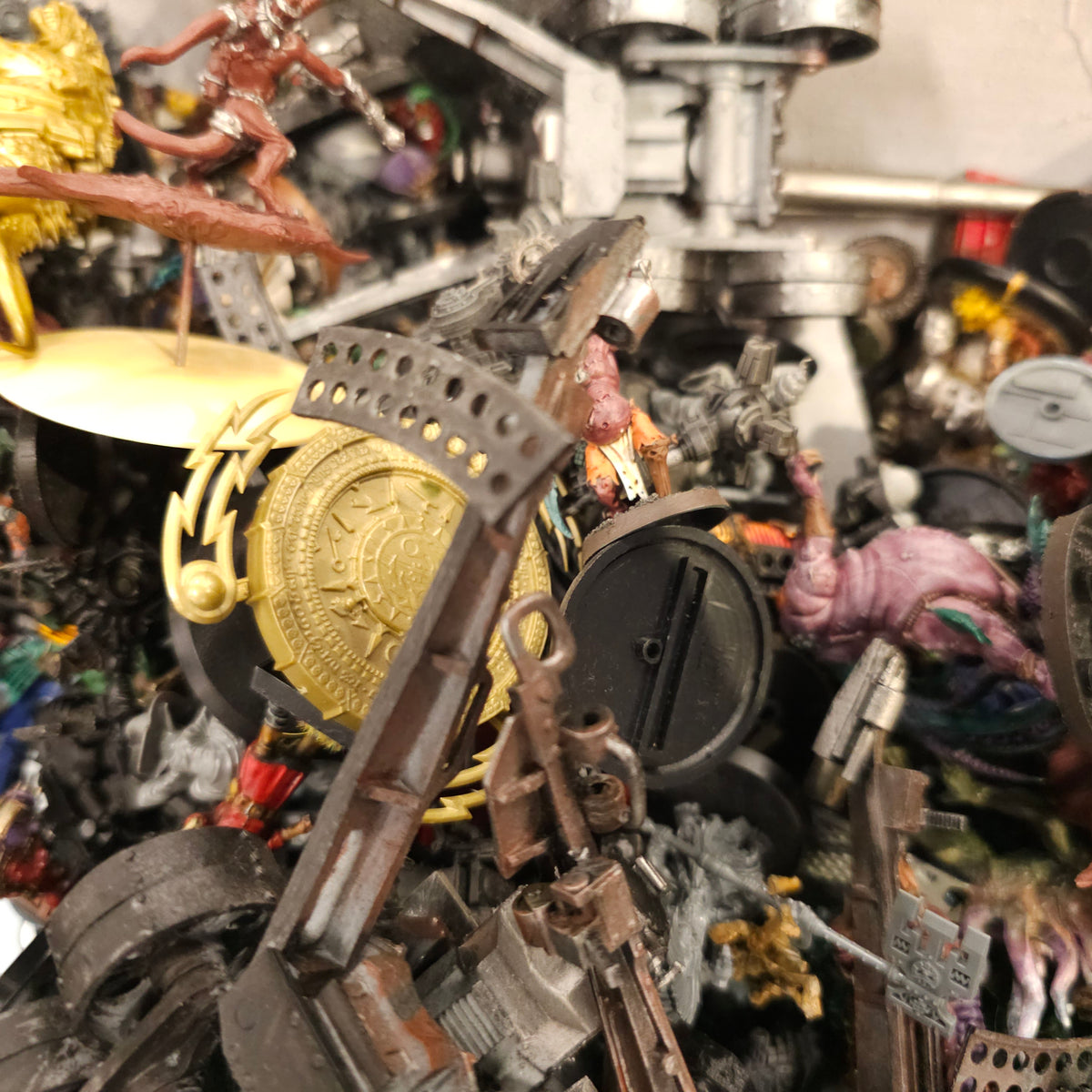 Large Random Bits Box - Vehicles, Creatures and Scenic Parts - contents view 6