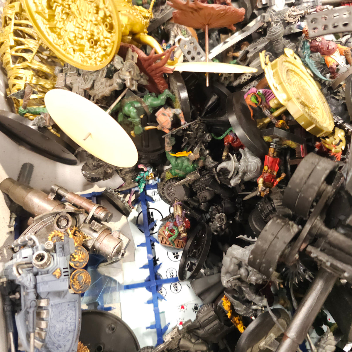 Large Random Bits Box - Vehicles, Creatures and Scenic Parts - contents view 7